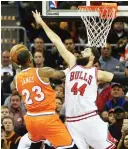  ?? (Reuters) ?? THE CHICAGO BULLS’ Nikola Mirotic (44) defends a drive to the hoop by Cleveland Cavaliers forward LeBron James during the second half of the Bulls’ 106-94 road conquest on Wednesday night.