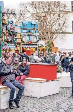  ??  ?? Am Burgplatz sind die Antiterror-Poller beliebte Sitzgelege­nheiten. Die Polizei hat keine Bedenken.