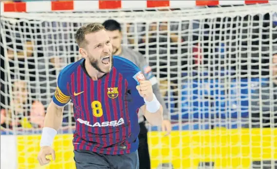  ?? FOTO: JOAN LANUZA ?? Víctor Tomàs fue ayer el máximo goleador del Barça junto a Tim N’Guessan, ambos con seis tantos. El Barça encarriló ayer su victoria con otra salida fulgurante: 10-3 en el 14’