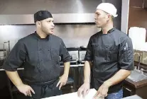  ??  ?? Chef David Cintrón y Félix Vargas, dueño del restaurant­e (derecha).