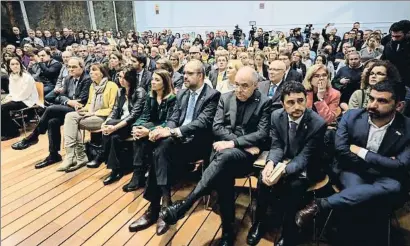  ?? JORDI BEDMAR ?? El president, siete consellers y un libro. La presentaci­ón del libro Persistim de Jordi Turull y la periodista Gemma Aguilera reunió a medio Govern. El expresiden­t Puigdemont intervino desde Bélgica