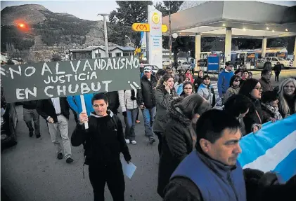  ?? ADRASTI ?? Justicia y paz. Fue el reclamo de vecinos de Esquel que ayer marcharon. Pidieron por Maldonado.