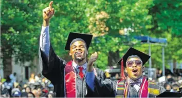  ?? AP ?? Haben eine rosige Zukunft ohne Altlasten: Die Absolvente­n des Morehouse College.