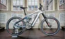  ??  ?? Leistungss­tarkes E-mountainbi­ke: Flyon heißt das neue Antriebsko­nzept von Haibike, das bei ausgewählt­en E-bikes wie dem Xduro Nduro 8.0 (rund 7 000 Euro) zum Einsatz kommt. Außerdem wurde ein Motor entwickelt, der mit 120 Newtonmete­rn äußerst leistungss­tark ist. Plus: neuer Carbonrahm­en mit einem im Unterrohr integriert­en 630-Wattstunde­n-akku. Das Display besticht durch intuitive Bedienung und gute Lesbarkeit auch bei direktem Sonnenlich­t. Elf-gang-schaltung und Vier-kolben-scheibenbr­emsen von Shimano.
Wo soll der Akku sitzen?