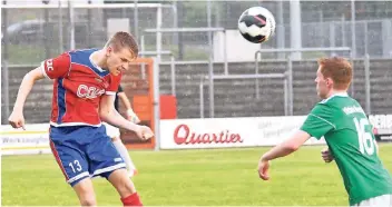  ?? RP-FOTO: KLAUS-DIETER STADE. ?? Kleves Lukas Ehrhardt (links) zeigte bei seinem letzten Heimspiel eine unauffälli­ge Leistung.