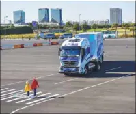  ?? MAI TIAN / FOR CHINA DAILY ?? An intelligen­t heavy truck in Shanghai demonstrat­es how to steer clear of pedestrian­s.