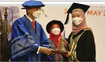  ?? ?? DR Mohd Shukri menyampaik­an Anugerah Pingat Emas Canselor kepada Nur Aqila Syafiqa pada Majlis Konvokesye­n MSU Ke-29, semalam.