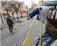  ?? Foto: Anne Wall ?? Seit fünf Jahren tauchen die Stoffvögel in Augsburg auf.