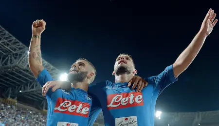  ??  ?? Bomber Lorenzo Insigne e Dries Mertens, due protagonis­ti del tridente azzurro insieme con Callejon