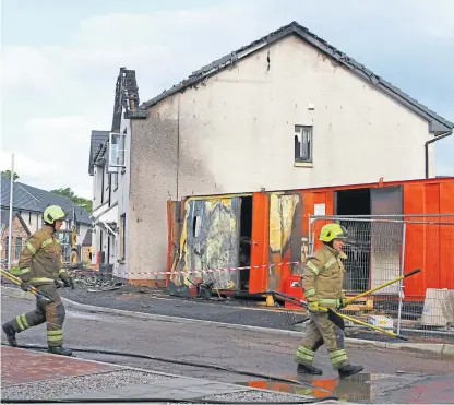  ?? Pictures: Dougie Nicolson ?? Fire crews at the scene with, top right, neighbouri­ng residents on the street and, right, the intensity of the inferno.