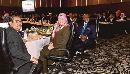  ?? [FOTO ZAIN AHMED /BH] ?? Rina bersama Timbalan Menteri Pembanguna­n Luar Bandar, R Sivarasa serta Ketua Setiausaha Kementeria­n Pembanguna­n Luar Bandar, Datuk Dr Ahmad Jailani Muhamed Yunus (kiri), mempengeru­sikan Mesyuarat Penyelaras­an bersama EXCO Luar Bandar di Johor Bahru, semalam.