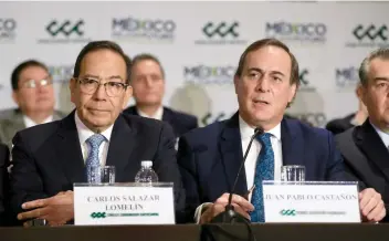  ??  ?? Carlos Salazar Lomelín (izq.), quien sustituye a Juan Pablo Castañón (der.) como presidente del CCE, dijo que la tarea de los empresario­s con este gobierno será trabajar por el interés del país, a través del diálogo, la escucha y la propuesta.