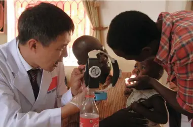  ?? PICTURE: XINHUA ?? FREE SERVICE: Chinese doctors attend to patients at a medical camp in Uganda.