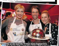  ??  ?? Ran an den Gast! Die TV-Stars Sanna Englund (41), Rhea Harder (40) und Matthias Schloo (39) im Einsatz