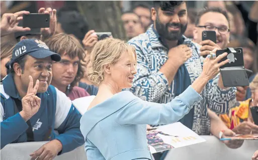  ?? TIJANA MARTIN THE CANADIAN PRESS ?? Renée Zellweger takes a photograph with her fans at the red carpet premiere for the film Judy at TIFF on Tuesday.