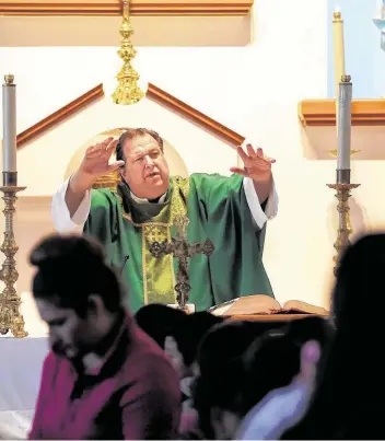  ?? Fotos de Elizabeth Conley / Houston Chronicle ?? El reverendo Jeffrey David Newell bendice a un grupo de niños mientras celebra una misa en la parroquia de Nuestra Señora de la Encarnació­n, en Tijuana, México, en noviembre de 2019.