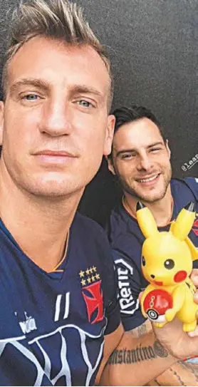  ?? REPRODUÇãO DO INSTAGRAM ?? Maxi López publica foto com Desábato e um boneco do Pikachu