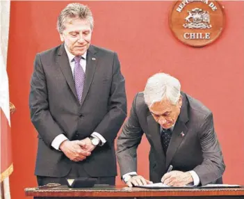  ??  ?? ► Presidente Piñera, junto al ministro Espina, firmó ayer la propuesta.