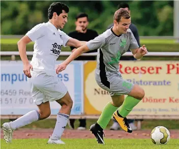  ?? FOTO: THORSTEN LINDEKAMP ?? Der SV Rees mit Marcel Schlösser (rechts) geht bei Borussia Bocholt auf Punktejagd.