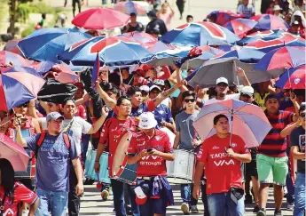  ?? CARLOS LÓPEZ ?? Hinchas de Wilsterman­n se dirigen al estadio de Sacaba.