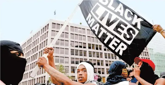  ?? LEAH MILLIS/REUTERS ?? Activistas afroameric­anos del movimiento Black Lives Matter (Las vidas negras importan) pidieron “respeto” para sus “hermanos”.