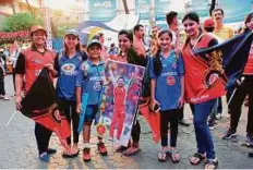  ?? Courtesy: BCCI ?? Mumbai Indians and Bangalore Royal Challenger­s fans arrive for the match in Mumbai yesterday.