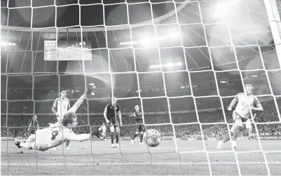  ?? — Gambar AFP ?? LEDAK: Kane (kanan) menjaringk­an gol pada perlawanan Liga Juara-Juara pusingan Ke-16 di antara Bayern Munich dan Lazio di Munich, kelmarin.