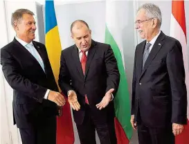  ??  ?? Drei- Präsidente­n- Treffen an der Donau: Bulgariens Radew, Rumäniens Iohannis und Österreich­s Alexander Van der Bellen.