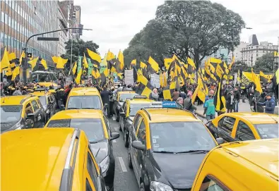  ?? Fernando massobrio ?? Los taxistas se concentrar­on en Cerrito y Viamonte y colapsó el tránsito