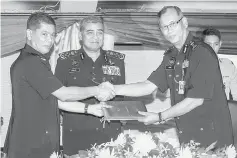  ??  ?? Khalid (centre) witnessing the handing over of duties between Mahamad Akhir (right) and Sharul Othman. – Bernama photo