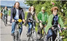  ?? Foto: Helmut Bissinger ?? Radelte ein Stück weit durch den Donau Ries Kreis: Grünen Politiker Anton Hofreiter auf seinem Fahrrad mit Sonnenblum­e.