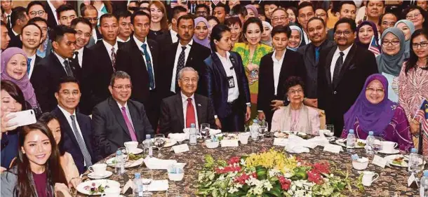  ??  ?? DR Mahathir bersama isteri Tun Dr Siti Hasmah Mohd Ali pada majlis minum petang bersama diaspora Malaysia, semalam. Turut hadir Menteri Luar, Datuk Saifuddin Abdullah (dua dari kiri) dan Menteri Hal Ehwal Ekonomi, Datuk Seri Mohamed Azmin Ali (kiri).