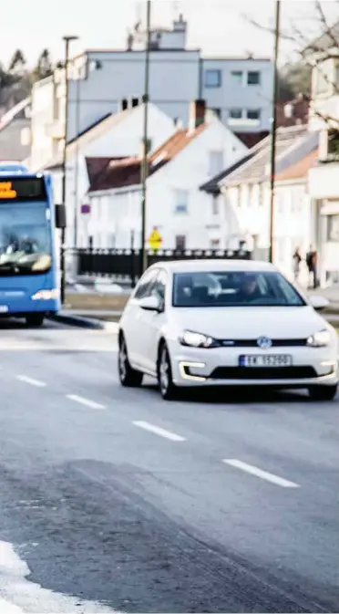  ?? FOTO: TORMOD FLEM VEGGE ?? Russejente­r i full fart gjennom Festningsg­ata for å rekke bussen. Wictoria Fagerhaug (foran). Bak henne løper Sanne Kimestad, Stine Haugland (gul jakke) og Olga Jakobsen.