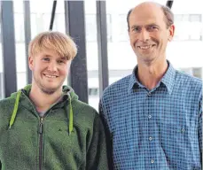  ?? FOTO: LANDRATSAM­T ?? Geschäftsf­ührer Peter Heffner (rechts) und Stellvertr­eter Moritz Ott verstärken künftig die Landschaft­spflege im Kreis.