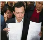  ??  ?? Documents duel: Trillanes holding copies of the decision of the trial court granting him amnesty at the Philippine Senate.