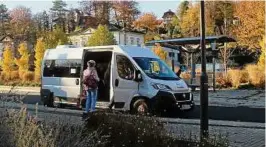  ??  ?? Ein Fahrzeug auf der Stadtlinie B in Pößneck. Dieses verlässt am . November  pünktlich um . Uhr den Busbahnhof. Foto: Martin Lücke