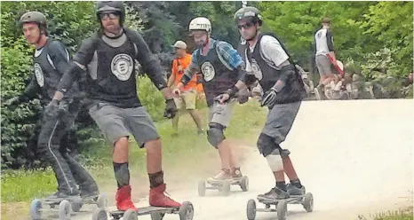  ?? FOTO: PRIVAT ?? Stefan Mindum (rechts) setzte sich beim Evolve-Worldcup in Frankreich gegen seine Konkurrent­en auf dem Elektroska­teboard durch.