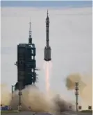  ?? AFP ?? El cohete Long March-2F llevó la nave espacial Shenzhou-12 y a tres astronauta­s.