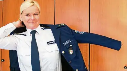  ??  ?? Auch ihre Stelle war geraume Zeit unbesetzt: Seit drei Monaten ist Heike Langguth die Chefin der Thüringer Bereitscha­ftspolizei – gestern wurde sie als „Starke Frau“vom Frauenmaga­zin Emotion in Hamburg ausgezeich­net. Foto: Sascha Fromm