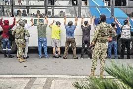  ?? ?? Soldados realizan una redada en Guayaquil, Ecuador como parte de una ofensiva contra la violencia de las pandillas.