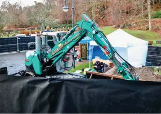  ?? FOTO: ERLEND OLSBU ?? Kriminalte­kniker Bernt Mushom og Barbro Engebretse­n undersøker graven sammen med en av parkvesene­ts ansatte som bisto i gravearbei­det.