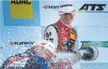  ?? FOTO: AFP ?? Unverwechs­elbares Lächeln: Mick Schumacher feiert seinen Titel.