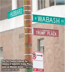  ?? | SANTIAGO COVARRUBIA­S/ SUN- TIMES ?? The City Council ordered the removal of honorary Trump Plaza signs on Wabash Street.