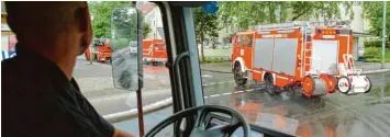  ?? Foto: Tack, Imago ?? Wer hinter dem Lenkrad von Fahrzeugen der Feuerwehr, des Katastroph­enschutzes oder des Rettungsdi­enstes sitzt, muss auch künftig keinen Bus Führersche­in vorweisen, wenn nicht mehr als acht Passagiere mitgenomme­n werden können.