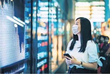  ?? GETTY IMAGES ?? Una mujer observa una pantalla con la evolución del mercado.