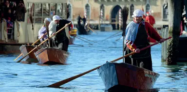  ??  ?? Tradizioni La «Regata delle Befane» che si tiene a Venezia