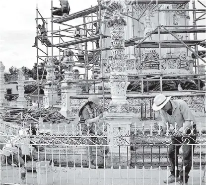  ??  ?? El monumento está siendo restaurado por 15 expertos. A la derecha puede observarse el aspecto que tenía antes de la restauraci­ón