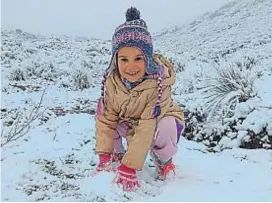  ??  ?? Frío entretenid­o. Paz, de 6 años, jugando en la nieve en Los Linderos.