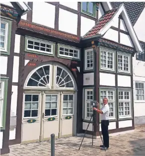  ?? FOTO: DRÜCKER ?? Erasmus Drücker mit einem Gerät zur 3D-Messung vor einem neuen Projekt in Rietberg.