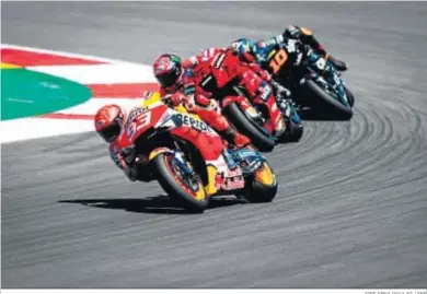  ?? JOSÉ SENA GOULAO / EFE ?? Marc Márquez, perseguido por Francesco Bagnaia y Luca Marini, en un momento de la carrera.